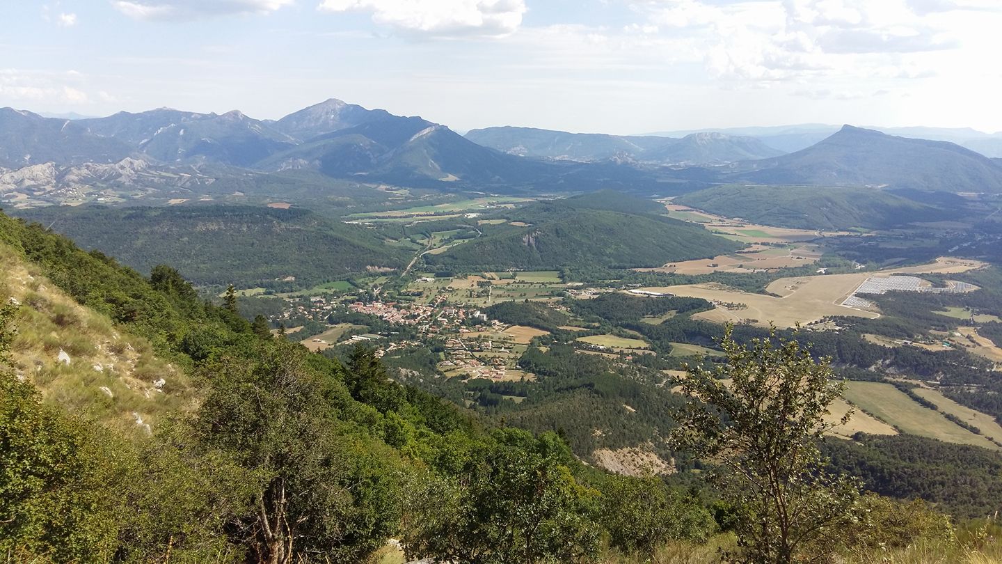 vu aérienne du camping du chevalet et la région des Hautes Alpes