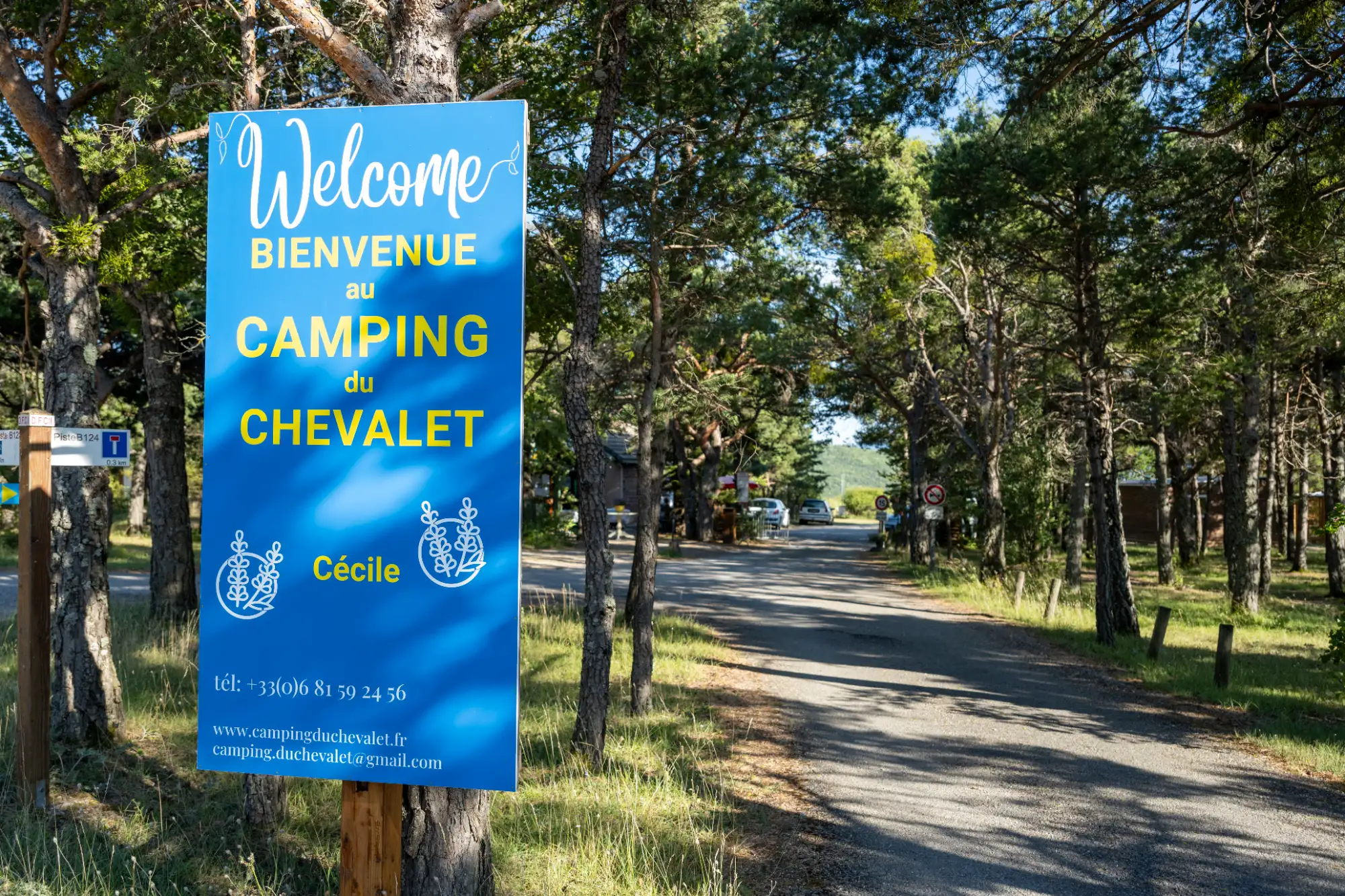Panneau de l'entrée du camping du chevalet dans les hautes Alpes prés de l'aérodrome d'aspres-sur-buëch