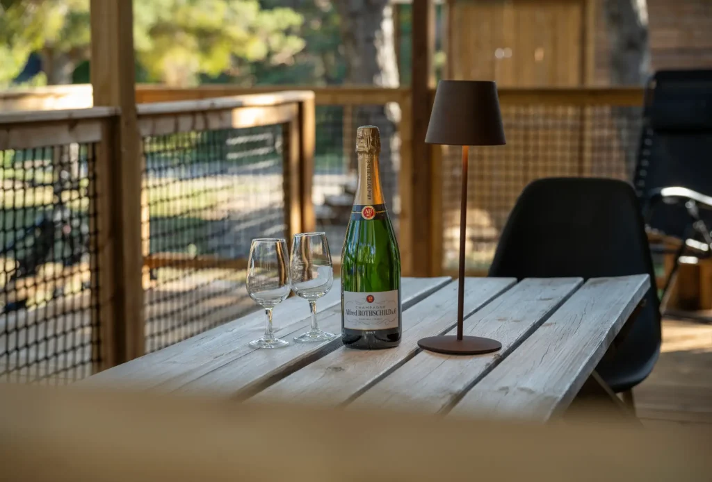 Terrasse élégante au camping du chevalet