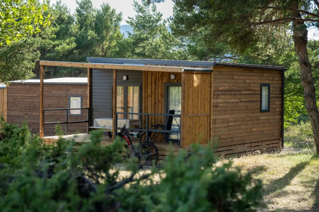 Chalets sous les pins au camping du chevalet