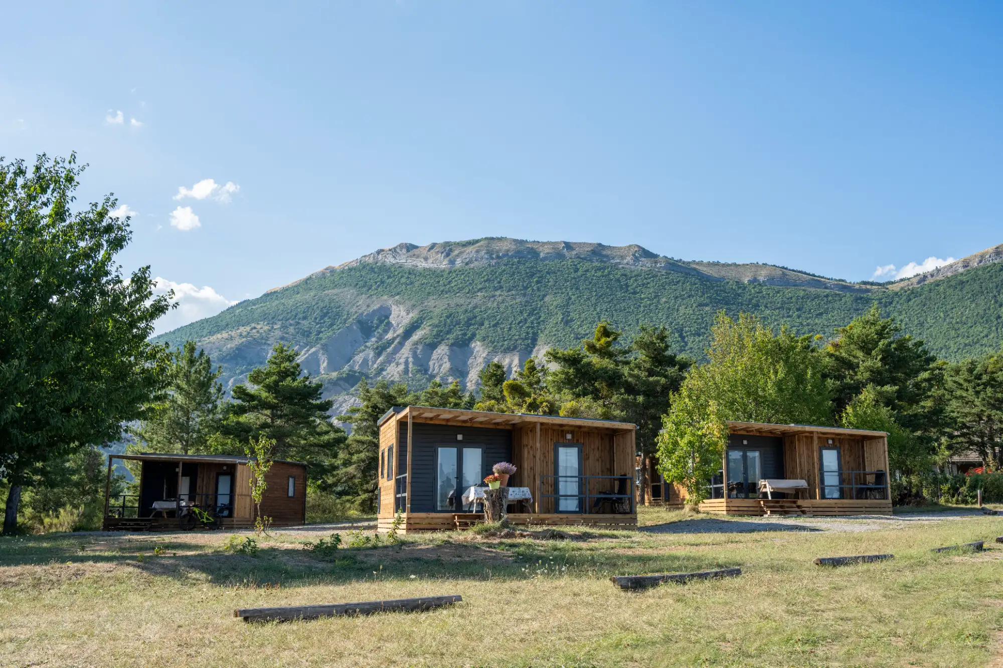 Vu de 3 mobils-homes avec en arrière plan les montagnes des Hautes Alpes