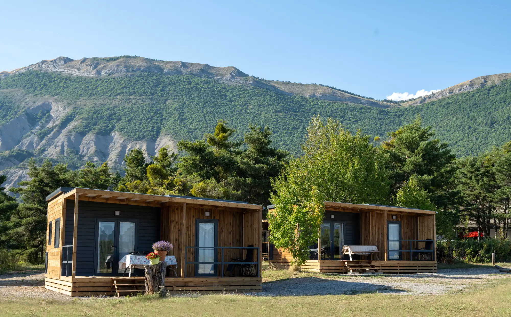 Vu de 2 mobils-homes avec en arrière plan les montagnes des Hautes Alpes