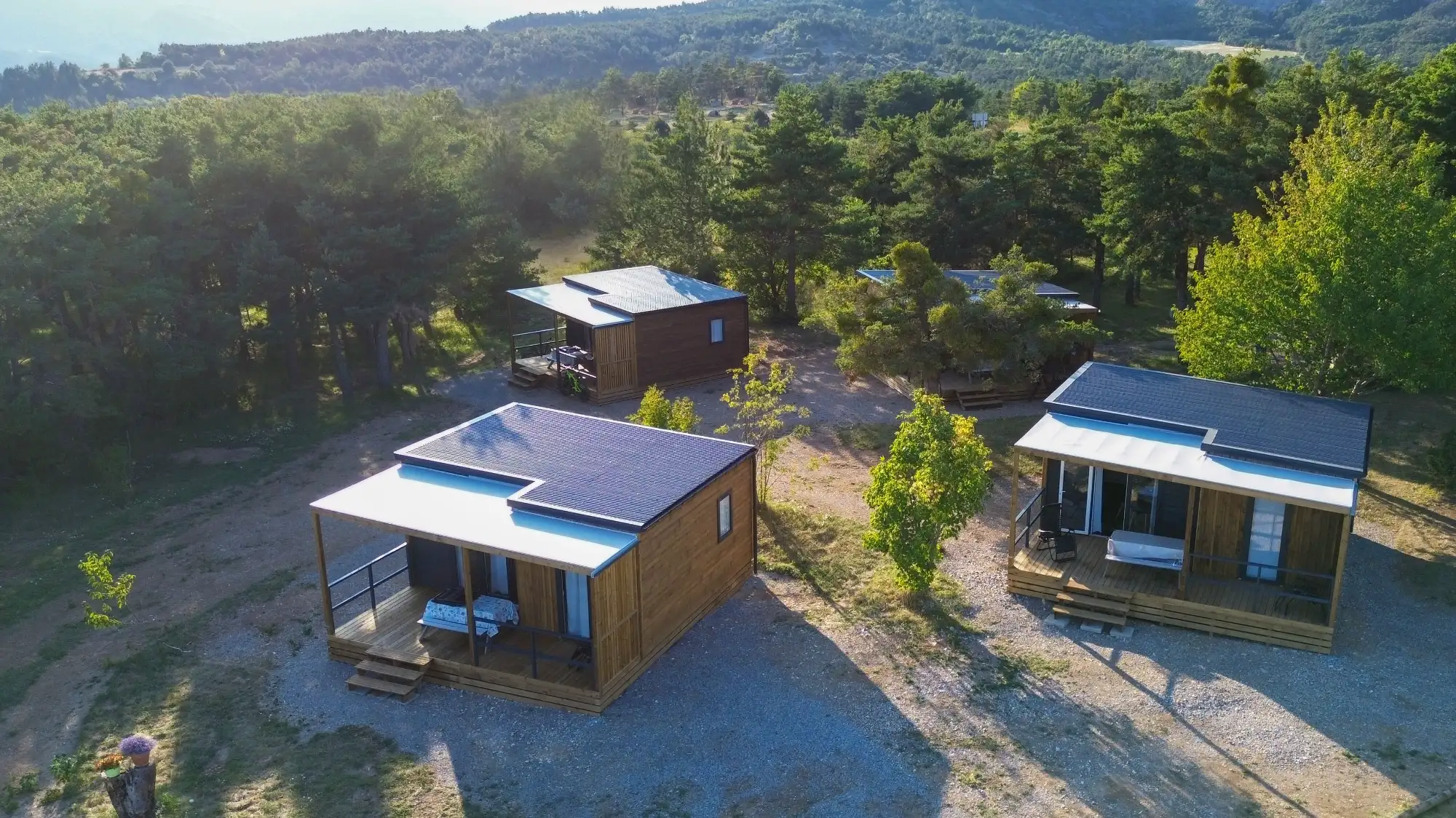 Vu aérienne de 3 mobil homes au camping du Chevalet à Aspres-sur-Buëch