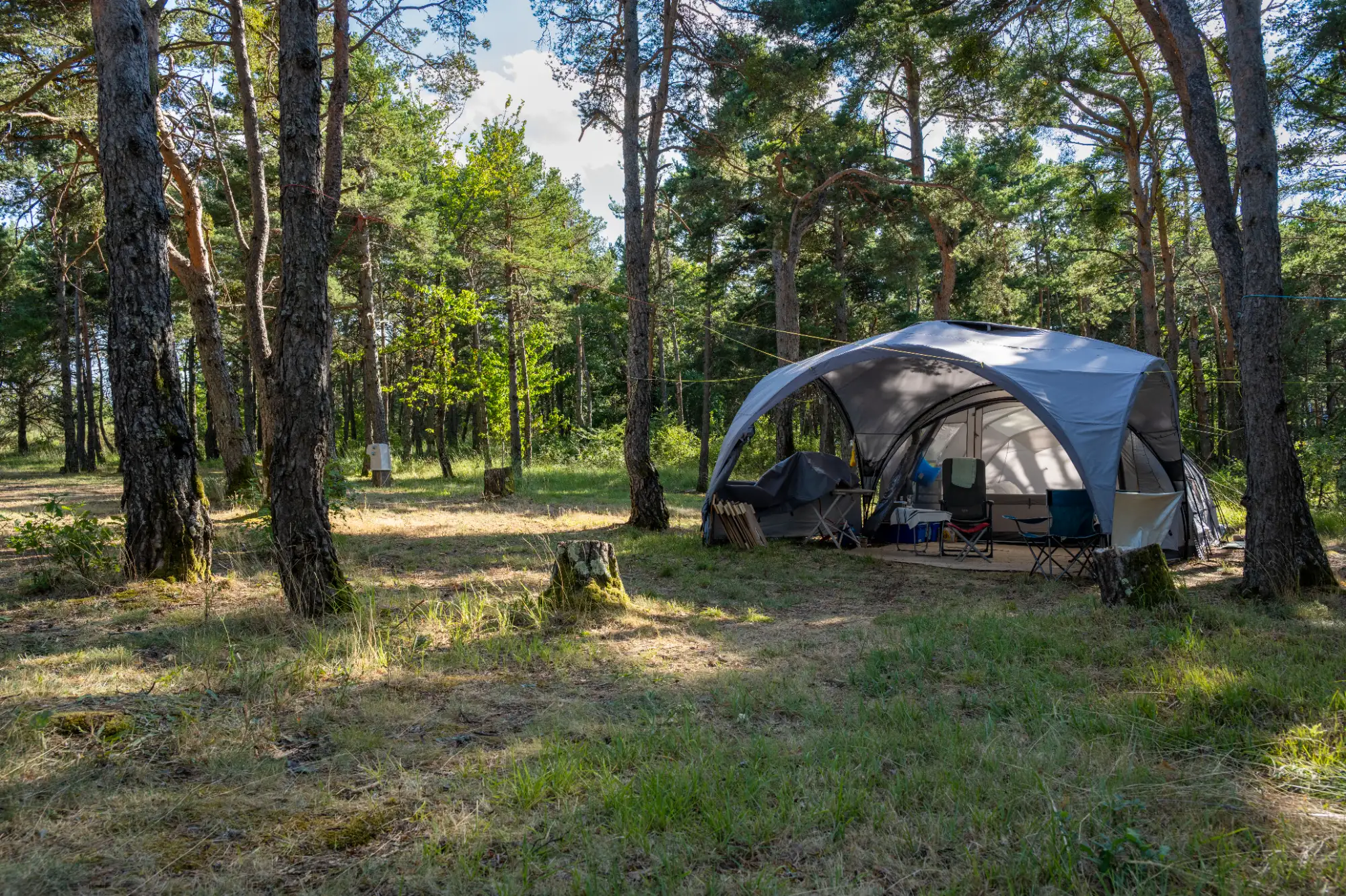 Photo de vie du camping, avec un focus surf une tente car au camping du chevalet dans les Hautes Alpes à Aspres-sur-Buëch