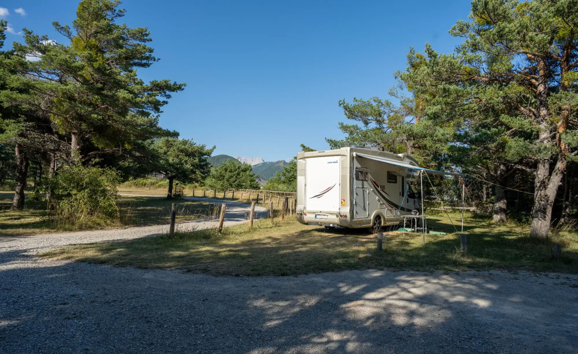 Photo de vie du camping, avec un focus surf un camping car au camping du chevalet dans les Hautes Alpes à Aspres-sur-Buëch