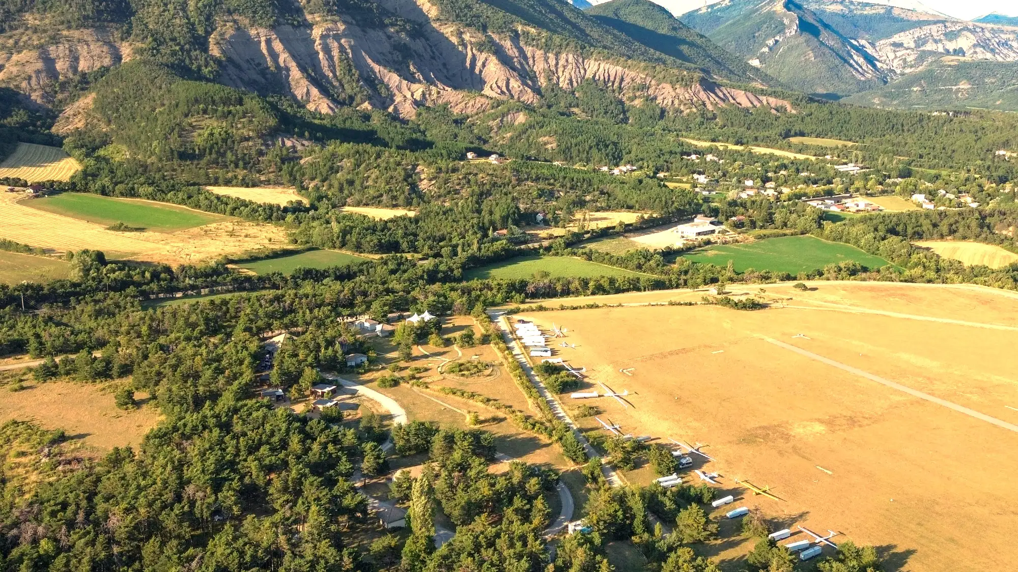 vu aérienne de l'aéodrome et du camping du chevalet à Aspres-sur-Buëch dans les hautes Alpes