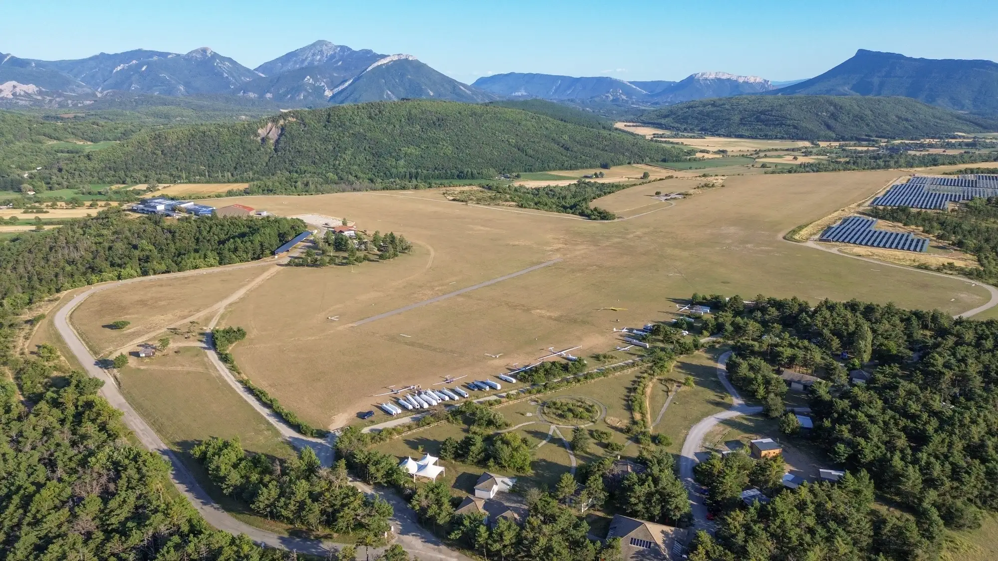 vu aérienne de l'aéodrome et du camping du chevalet à Aspres-sur-Buëch dans les hautes Alpes