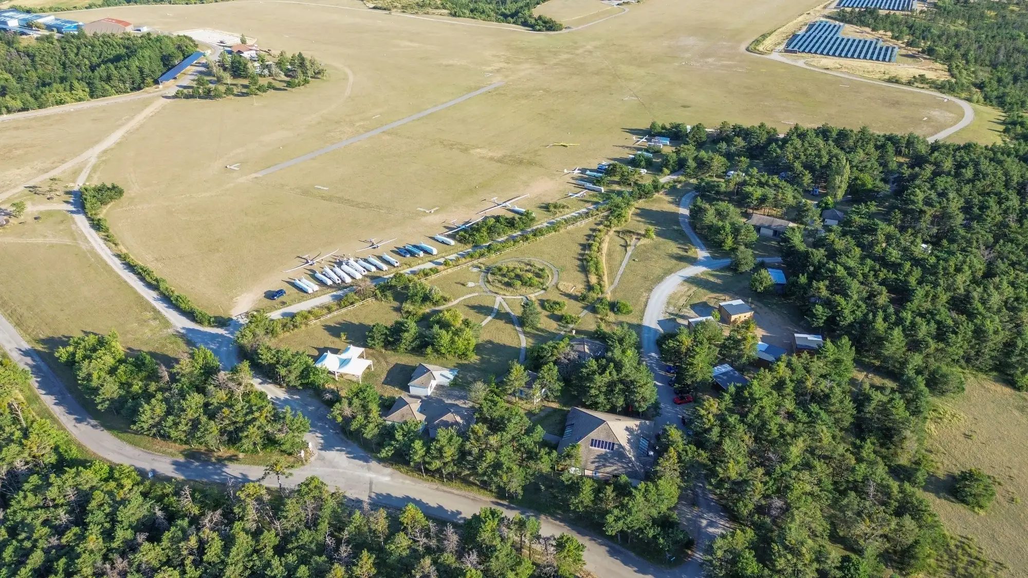 vu aérienne de l'aéodrome et du camping du chevalet à Aspres-sur-Buëch dans les hautes Alpes